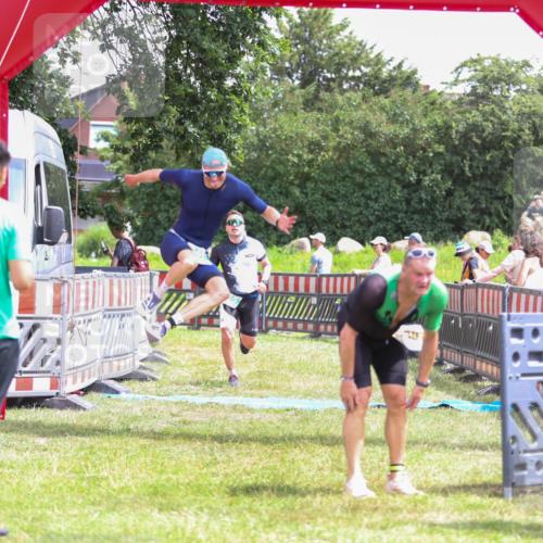 21.06.2026 - 29. Vierlanden-Triathlon Andreas Tolksdorf http://msf.ph/oto/9920567 21.06.2026 13:16:10 Ziel 641, 655 meine-sportfotos.de