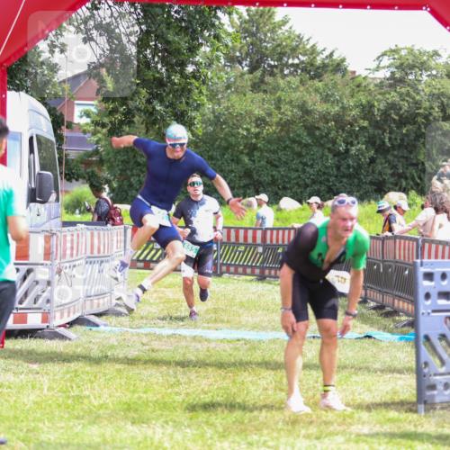 21.06.2026 - 29. Vierlanden-Triathlon Andreas Tolksdorf http://msf.ph/oto/9920568 21.06.2026 13:16:10 Ziel 641, 655 meine-sportfotos.de
