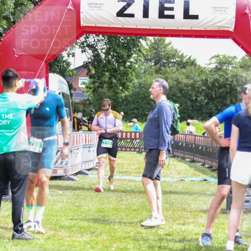 21.06.2026 - 29. Vierlanden-Triathlon Andreas Tolksdorf http://msf.ph/oto/9920710 21.06.2026 13:18:29 Ziel 715, 773 meine-sportfotos.de