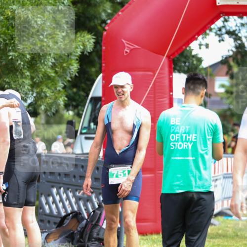 21.06.2026 - 29. Vierlanden-Triathlon Andreas Tolksdorf http://msf.ph/oto/9920792 21.06.2026 13:20:17 Ziel 709, 751 meine-sportfotos.de