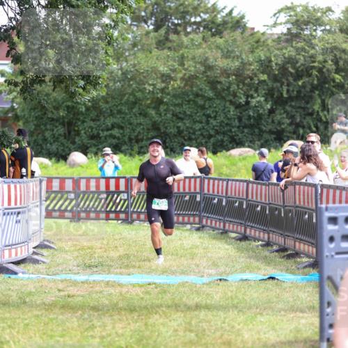 21.06.2026 - 29. Vierlanden-Triathlon Andreas Tolksdorf http://msf.ph/oto/9920797 21.06.2026 13:20:27 Ziel 709 meine-sportfotos.de