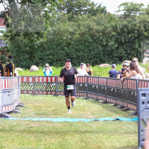 21.06.2026 - 29. Vierlanden-Triathlon Andreas Tolksdorf http://msf.ph/oto/9920798 21.06.2026 13:20:27 Ziel 709 meine-sportfotos.de