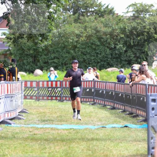 21.06.2026 - 29. Vierlanden-Triathlon Andreas Tolksdorf http://msf.ph/oto/9920800 21.06.2026 13:20:27 Ziel 709 meine-sportfotos.de