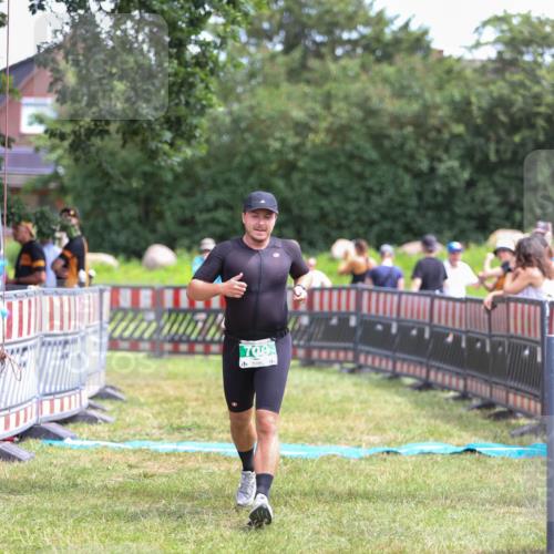 21.06.2026 - 29. Vierlanden-Triathlon Andreas Tolksdorf http://msf.ph/oto/9920805 21.06.2026 13:20:30 Ziel 709 meine-sportfotos.de