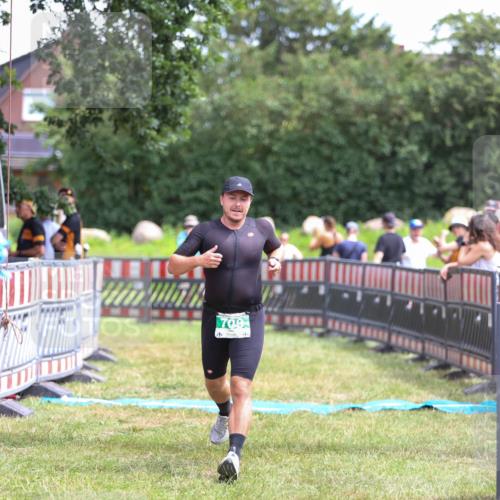 21.06.2026 - 29. Vierlanden-Triathlon Andreas Tolksdorf http://msf.ph/oto/9920806 21.06.2026 13:20:30 Ziel 709 meine-sportfotos.de