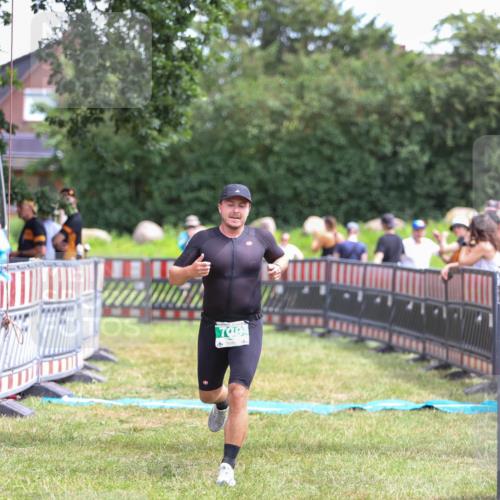 21.06.2026 - 29. Vierlanden-Triathlon Andreas Tolksdorf http://msf.ph/oto/9920807 21.06.2026 13:20:30 Ziel 709 meine-sportfotos.de