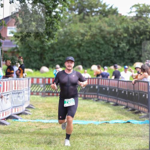 21.06.2026 - 29. Vierlanden-Triathlon Andreas Tolksdorf http://msf.ph/oto/9920808 21.06.2026 13:20:30 Ziel 709 meine-sportfotos.de