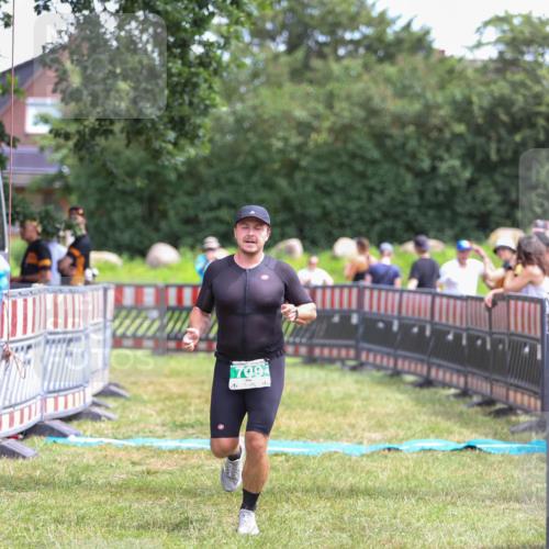 21.06.2026 - 29. Vierlanden-Triathlon Andreas Tolksdorf http://msf.ph/oto/9920809 21.06.2026 13:20:30 Ziel 709 meine-sportfotos.de