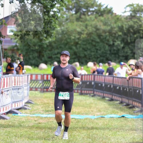 21.06.2026 - 29. Vierlanden-Triathlon Andreas Tolksdorf http://msf.ph/oto/9920810 21.06.2026 13:20:30 Ziel 709 meine-sportfotos.de