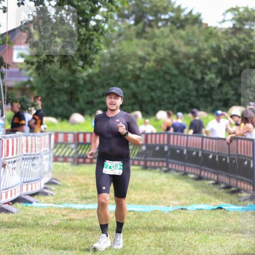21.06.2026 - 29. Vierlanden-Triathlon Andreas Tolksdorf http://msf.ph/oto/9920811 21.06.2026 13:20:30 Ziel 709 meine-sportfotos.de