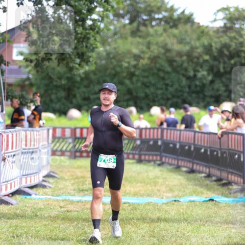 21.06.2026 - 29. Vierlanden-Triathlon Andreas Tolksdorf http://msf.ph/oto/9920812 21.06.2026 13:20:30 Ziel 709 meine-sportfotos.de