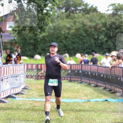 21.06.2026 - 29. Vierlanden-Triathlon Andreas Tolksdorf http://msf.ph/oto/9920813 21.06.2026 13:20:30 Ziel 709 meine-sportfotos.de