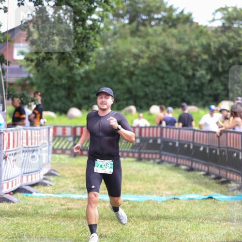 21.06.2026 - 29. Vierlanden-Triathlon Andreas Tolksdorf http://msf.ph/oto/9920814 21.06.2026 13:20:30 Ziel 709 meine-sportfotos.de