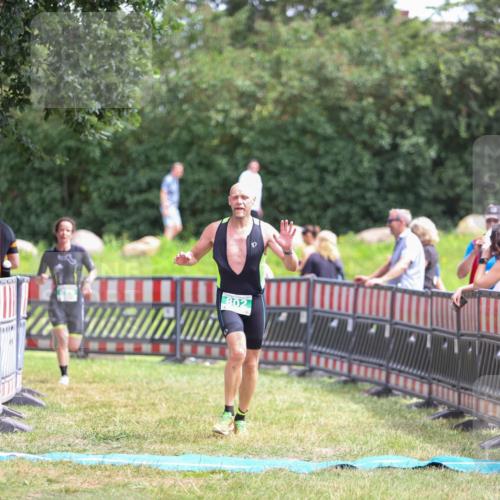 21.06.2026 - 29. Vierlanden-Triathlon Andreas Tolksdorf http://msf.ph/oto/9920818 21.06.2026 13:20:51 Ziel 802, 876 meine-sportfotos.de