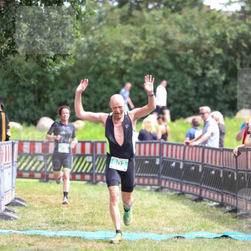 21.06.2026 - 29. Vierlanden-Triathlon Andreas Tolksdorf http://msf.ph/oto/9920824 21.06.2026 13:20:52 Ziel 802, 876 meine-sportfotos.de