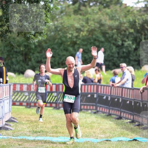 21.06.2026 - 29. Vierlanden-Triathlon Andreas Tolksdorf http://msf.ph/oto/9920827 21.06.2026 13:20:52 Ziel 802, 876 meine-sportfotos.de
