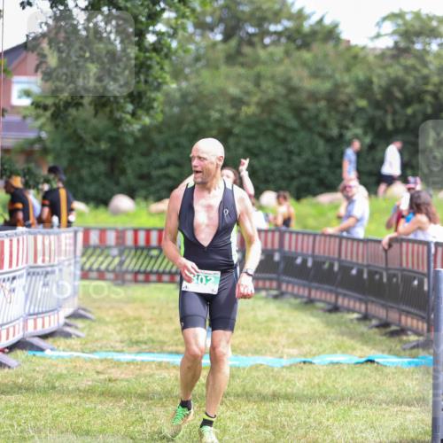 21.06.2026 - 29. Vierlanden-Triathlon Andreas Tolksdorf http://msf.ph/oto/9920838 21.06.2026 13:20:54 Ziel 802, 876 meine-sportfotos.de