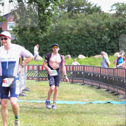 21.06.2026 - 29. Vierlanden-Triathlon Andreas Tolksdorf http://msf.ph/oto/9920920 21.06.2026 13:22:12 Ziel 740, 1014 meine-sportfotos.de