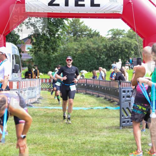 21.06.2026 - 29. Vierlanden-Triathlon Andreas Tolksdorf http://msf.ph/oto/9920997 21.06.2026 13:23:05 Ziel 39, 630, 675, 729 meine-sportfotos.de