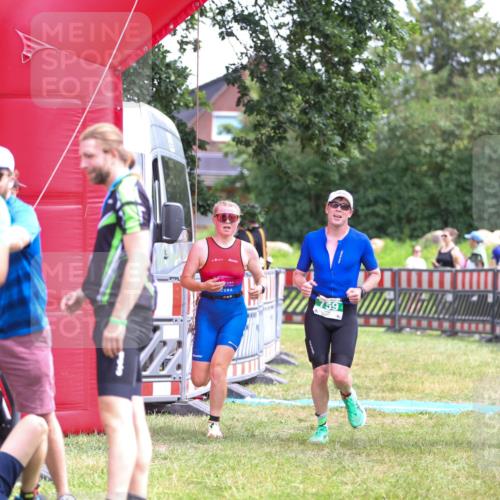 21.06.2026 - 29. Vierlanden-Triathlon Andreas Tolksdorf http://msf.ph/oto/9921047 21.06.2026 13:24:06 Ziel 633, 759, 983, 1000 meine-sportfotos.de