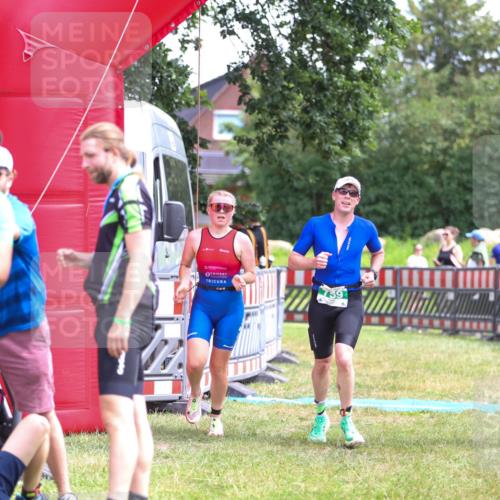 21.06.2026 - 29. Vierlanden-Triathlon Andreas Tolksdorf http://msf.ph/oto/9921049 21.06.2026 13:24:06 Ziel 633, 759, 983, 1000 meine-sportfotos.de