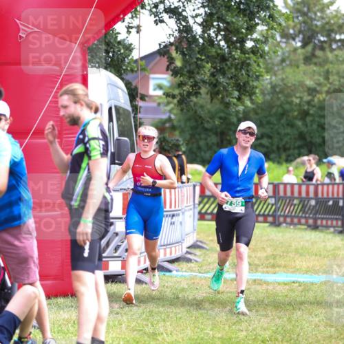 21.06.2026 - 29. Vierlanden-Triathlon Andreas Tolksdorf http://msf.ph/oto/9921052 21.06.2026 13:24:06 Ziel 633, 759, 983, 1000 meine-sportfotos.de
