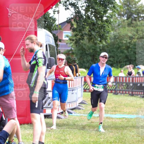 21.06.2026 - 29. Vierlanden-Triathlon Andreas Tolksdorf http://msf.ph/oto/9921053 21.06.2026 13:24:06 Ziel 633, 759, 983, 1000 meine-sportfotos.de