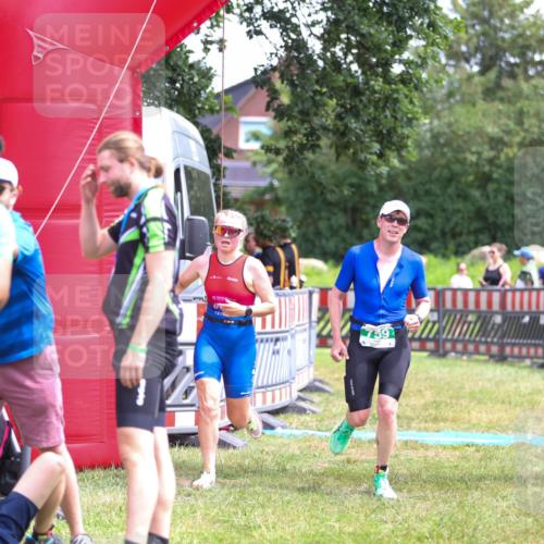 21.06.2026 - 29. Vierlanden-Triathlon Andreas Tolksdorf http://msf.ph/oto/9921054 21.06.2026 13:24:06 Ziel 633, 759, 983, 1000 meine-sportfotos.de