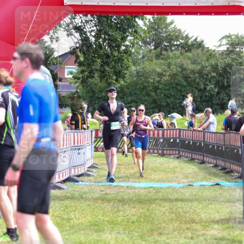 21.06.2026 - 29. Vierlanden-Triathlon Andreas Tolksdorf http://msf.ph/oto/9921061 21.06.2026 13:24:15 Ziel 288, 633, 680, 777, 983, 985 meine-sportfotos.de