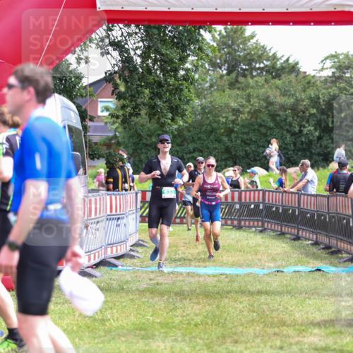 21.06.2026 - 29. Vierlanden-Triathlon Andreas Tolksdorf http://msf.ph/oto/9921064 21.06.2026 13:24:15 Ziel 288, 633, 680, 777, 983, 985 meine-sportfotos.de