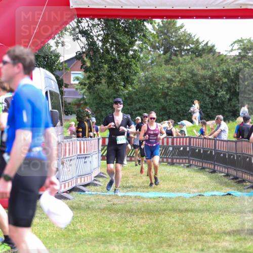 21.06.2026 - 29. Vierlanden-Triathlon Andreas Tolksdorf http://msf.ph/oto/9921065 21.06.2026 13:24:15 Ziel 288, 633, 680, 777, 983, 985 meine-sportfotos.de