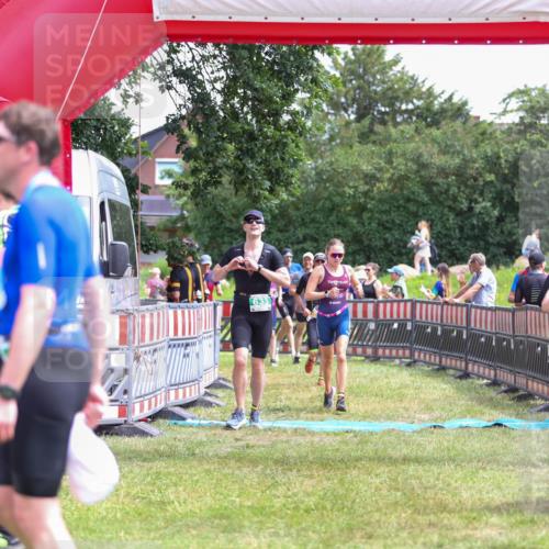 21.06.2026 - 29. Vierlanden-Triathlon Andreas Tolksdorf http://msf.ph/oto/9921067 21.06.2026 13:24:15 Ziel 288, 633, 680, 777, 983, 985 meine-sportfotos.de