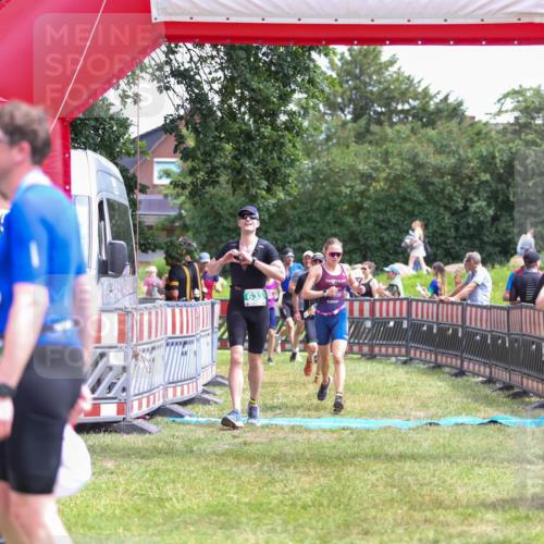 21.06.2026 - 29. Vierlanden-Triathlon Andreas Tolksdorf http://msf.ph/oto/9921068 21.06.2026 13:24:15 Ziel 288, 633, 680, 777, 983, 985 meine-sportfotos.de