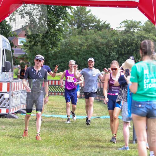 21.06.2026 - 29. Vierlanden-Triathlon Andreas Tolksdorf http://msf.ph/oto/9921101 21.06.2026 13:24:21 Ziel 288, 628, 633, 680, 777, 983, 985 meine-sportfotos.de