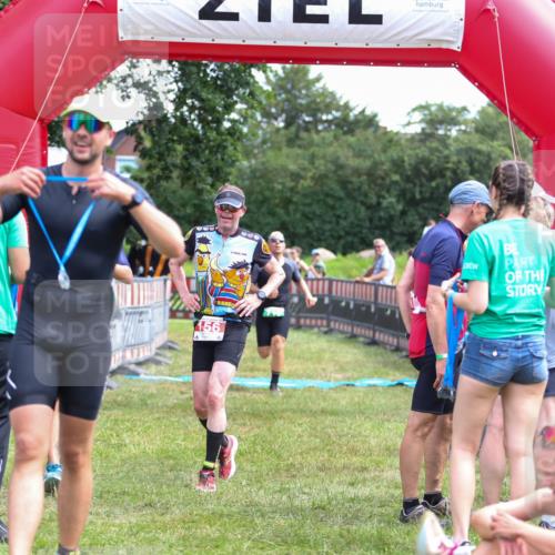 21.06.2026 - 29. Vierlanden-Triathlon Andreas Tolksdorf http://msf.ph/oto/9921143 21.06.2026 13:24:58 Ziel 717 meine-sportfotos.de