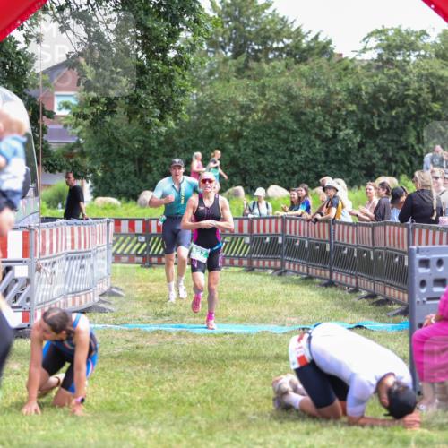 21.06.2026 - 29. Vierlanden-Triathlon Andreas Tolksdorf http://msf.ph/oto/9921323 21.06.2026 13:28:44 Ziel 707, 827 meine-sportfotos.de