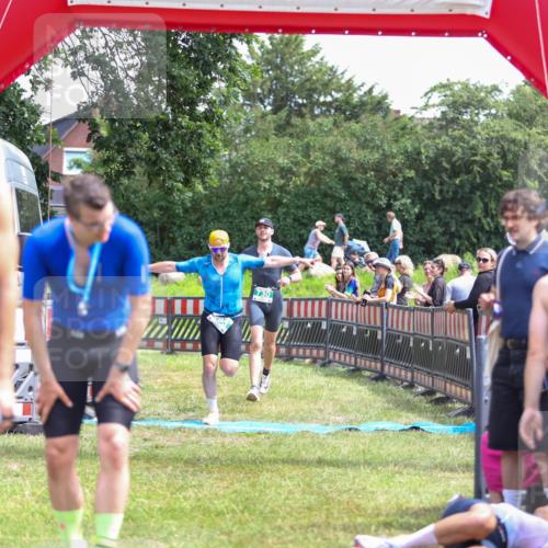 21.06.2026 - 29. Vierlanden-Triathlon Andreas Tolksdorf http://msf.ph/oto/9921364 21.06.2026 13:29:29 Ziel 114, 693, 730 meine-sportfotos.de