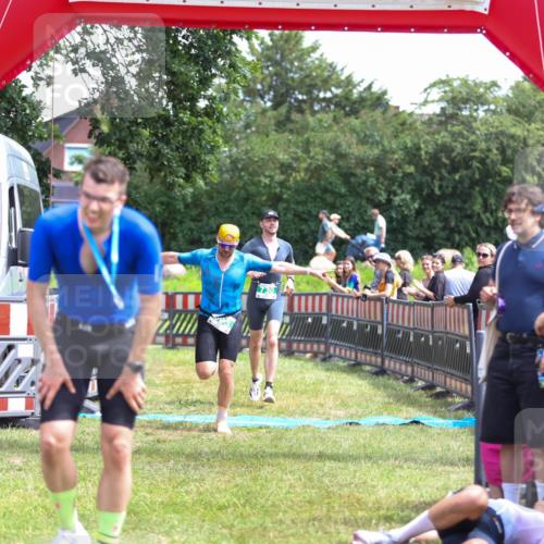 21.06.2026 - 29. Vierlanden-Triathlon Andreas Tolksdorf http://msf.ph/oto/9921368 21.06.2026 13:29:29 Ziel 114, 693, 730 meine-sportfotos.de