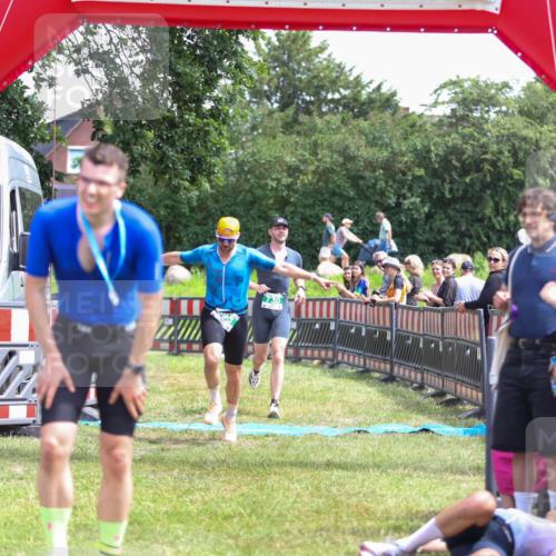 21.06.2026 - 29. Vierlanden-Triathlon Andreas Tolksdorf http://msf.ph/oto/9921369 21.06.2026 13:29:29 Ziel 114, 693, 730 meine-sportfotos.de