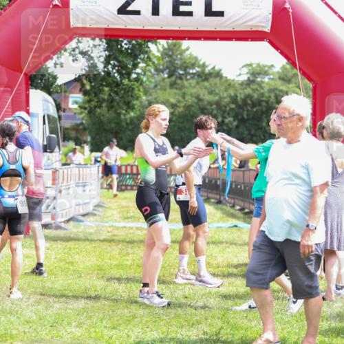 21.06.2026 - 29. Vierlanden-Triathlon Andreas Tolksdorf http://msf.ph/oto/9921381 21.06.2026 13:30:16 Ziel 83, 747, 758, 1011 meine-sportfotos.de