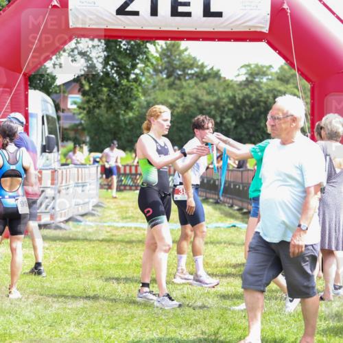 21.06.2026 - 29. Vierlanden-Triathlon Andreas Tolksdorf http://msf.ph/oto/9921382 21.06.2026 13:30:16 Ziel 83, 747, 758, 1011 meine-sportfotos.de