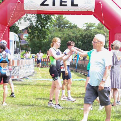 21.06.2026 - 29. Vierlanden-Triathlon Andreas Tolksdorf http://msf.ph/oto/9921383 21.06.2026 13:30:16 Ziel 83, 747, 758, 1011 meine-sportfotos.de