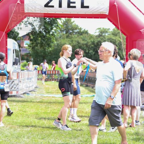21.06.2026 - 29. Vierlanden-Triathlon Andreas Tolksdorf http://msf.ph/oto/9921385 21.06.2026 13:30:16 Ziel 83, 747, 758, 1011 meine-sportfotos.de