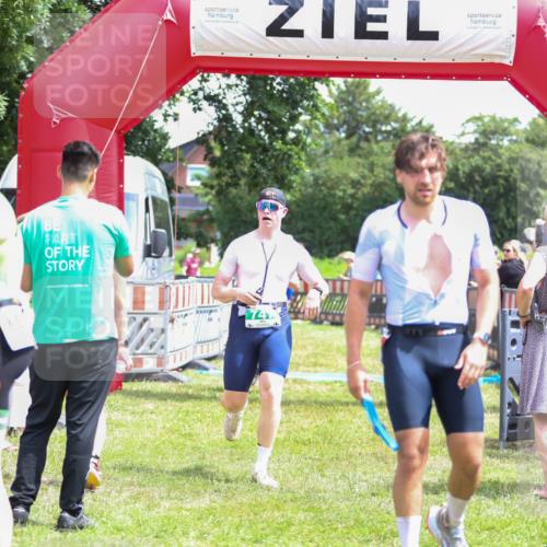 21.06.2026 - 29. Vierlanden-Triathlon Andreas Tolksdorf http://msf.ph/oto/9921394 21.06.2026 13:30:22 Ziel 83, 747, 758, 1011 meine-sportfotos.de