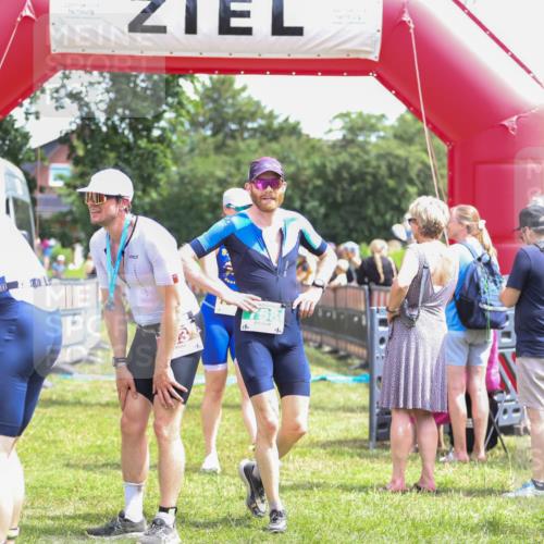 21.06.2026 - 29. Vierlanden-Triathlon Andreas Tolksdorf http://msf.ph/oto/9921398 21.06.2026 13:30:31 Ziel 1011 meine-sportfotos.de