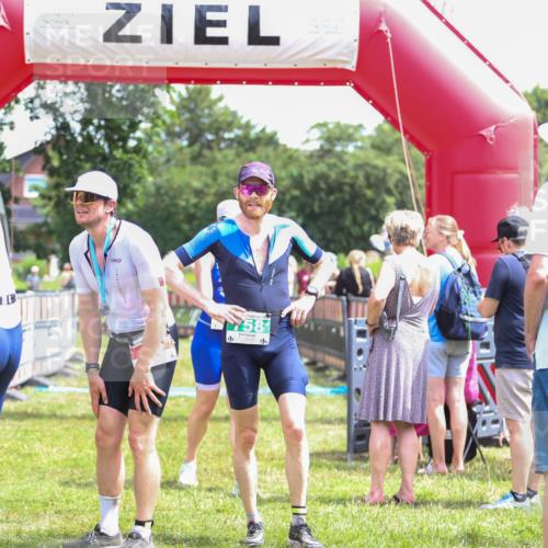 21.06.2026 - 29. Vierlanden-Triathlon Andreas Tolksdorf http://msf.ph/oto/9921401 21.06.2026 13:30:31 Ziel 1011 meine-sportfotos.de