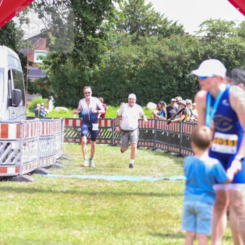 21.06.2026 - 29. Vierlanden-Triathlon Andreas Tolksdorf http://msf.ph/oto/9921403 21.06.2026 13:30:50 Ziel 887, 893 meine-sportfotos.de