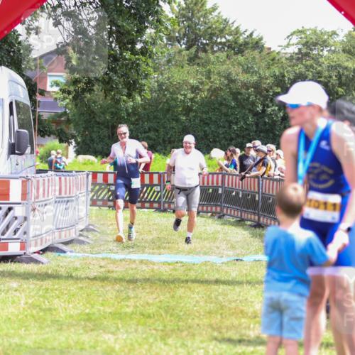 21.06.2026 - 29. Vierlanden-Triathlon Andreas Tolksdorf http://msf.ph/oto/9921404 21.06.2026 13:30:51 Ziel 887, 893 meine-sportfotos.de