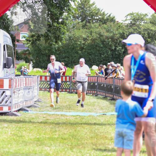 21.06.2026 - 29. Vierlanden-Triathlon Andreas Tolksdorf http://msf.ph/oto/9921405 21.06.2026 13:30:51 Ziel 887, 893 meine-sportfotos.de
