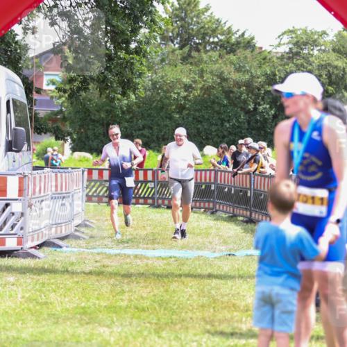 21.06.2026 - 29. Vierlanden-Triathlon Andreas Tolksdorf http://msf.ph/oto/9921406 21.06.2026 13:30:51 Ziel 887, 893 meine-sportfotos.de